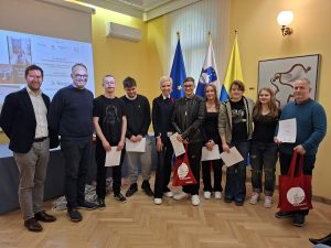 Louis Mourier, nemško veleposlaništvo v Ljubljani; Aleksandar Lazarević in Nataša Špacapan, mentorja GEPŠ Piran, z dijaki