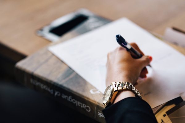 kaboompics_woman-taking-notes-4017